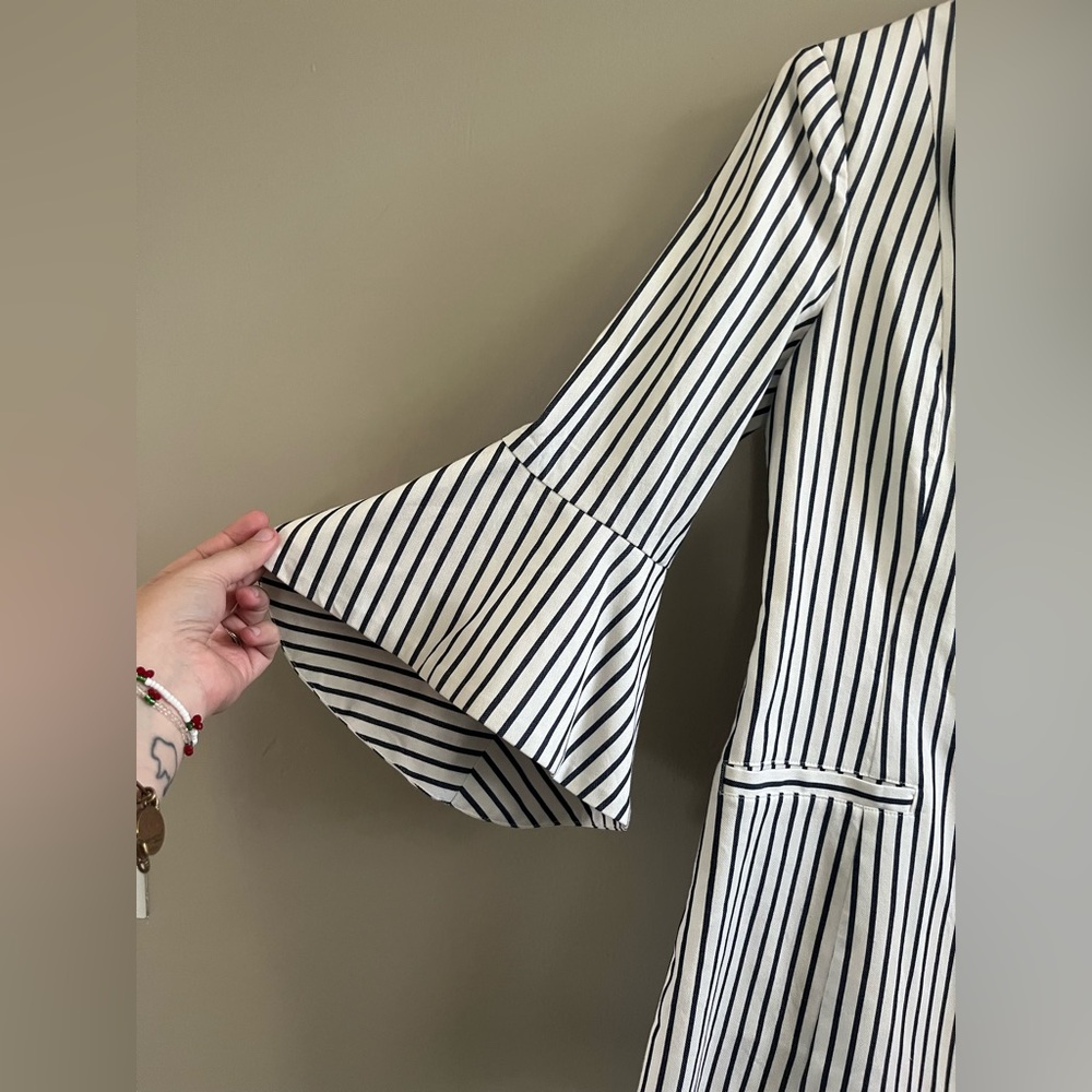 Cabinet Blazer Cream and Black Stripes -‎ Bell Sleeve Unique Size 4 - Picture 4 of 6